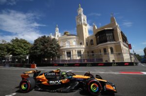 El piloto de McLaren Lando Norris, en acción durante el tercer entrenamiento libre del Gran Premio de Fórmula 1 de Azerbaiyán en Bakú. EFE/EPA/ALI HAIDER