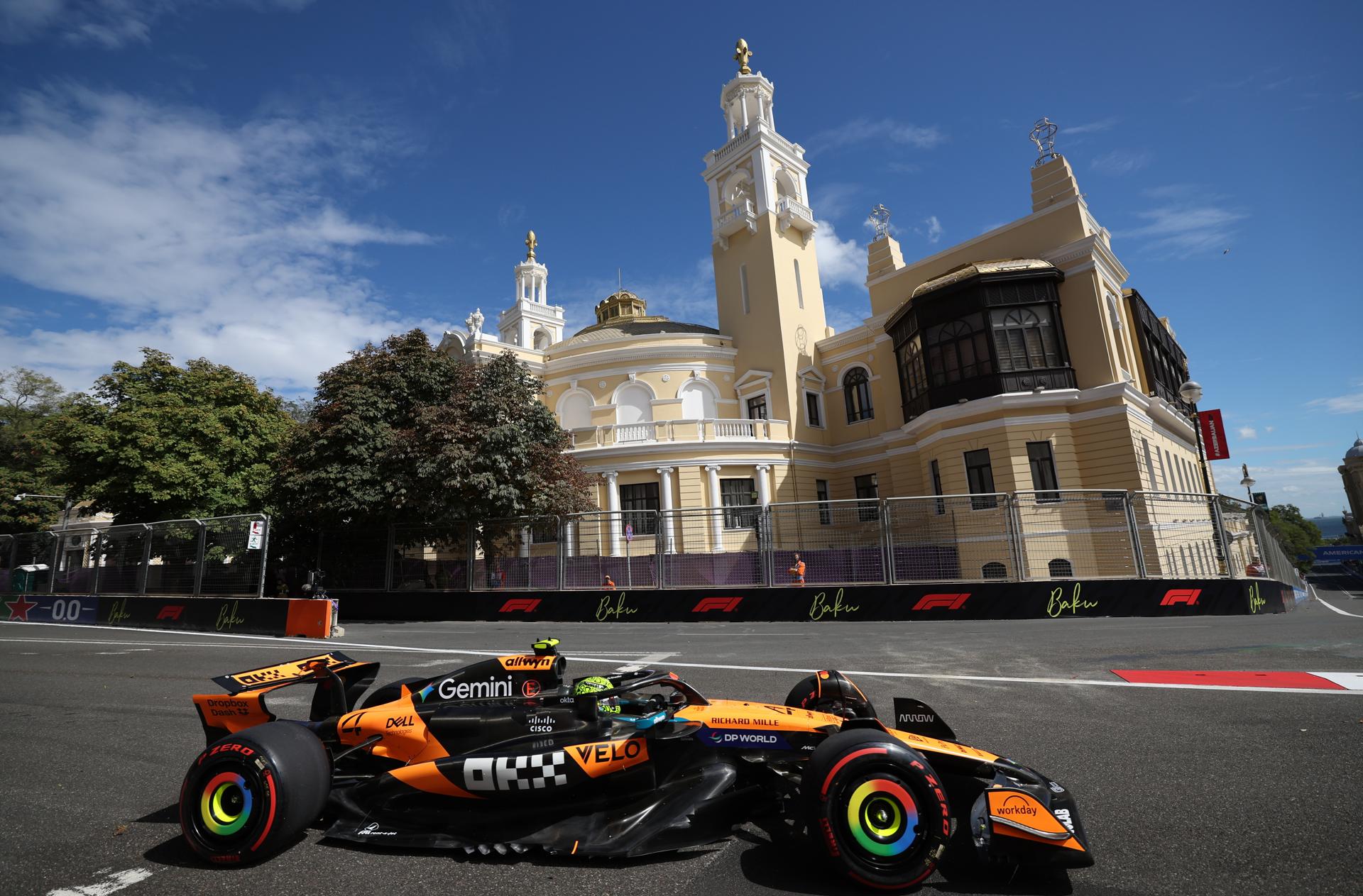El piloto de McLaren Lando Norris, en acción durante el tercer entrenamiento libre del Gran Premio de Fórmula 1 de Azerbaiyán en Bakú. EFE/EPA/ALI HAIDER