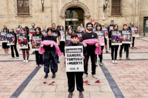 Medio centenar de personas reclaman que no caben los toros en las Fiestas de San Mateo.-Concentración de animalistas este domingo en Logroño para denunciar que en las fiestas de San Mateo y de la Vendimia Riojana van a morir 24 toros y va a haber vaquillas para captar al público joven, tal y como ha señalado la portavoz de AnimaNaturalis en La Rioja, Inma de Imaña. EFE/Sergio Jiménez