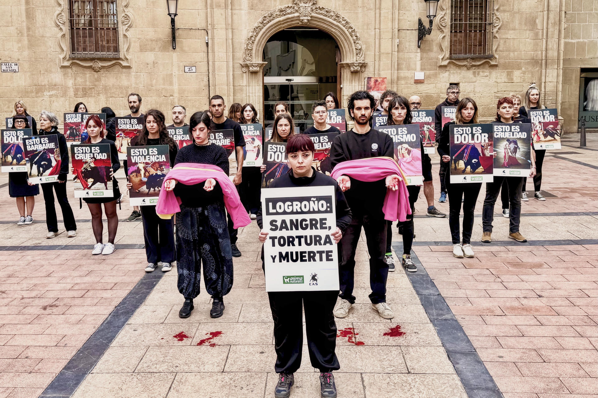 Medio centenar de personas reclaman que no caben los toros en las Fiestas de San Mateo.-Concentración de animalistas este domingo en Logroño para denunciar que en las fiestas de San Mateo y de la Vendimia Riojana van a morir 24 toros y va a haber vaquillas para captar al público joven, tal y como ha señalado la portavoz de AnimaNaturalis en La Rioja, Inma de Imaña. EFE/Sergio Jiménez