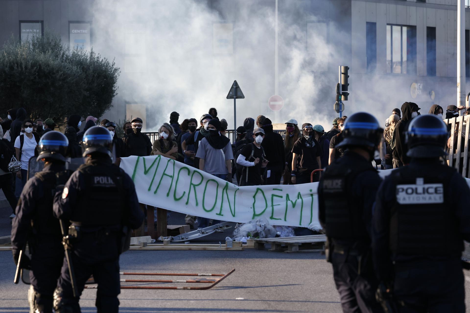 Los manifestantes que piden la dimisión del presidente francés, Enmanuel Macron, se enfrentan a las fuerzas policiales mientras bloquean las calles durante una llamada a la acción por el colectivo 'Bloquons tout' (Bloquear todo) en Montpellier, Francia, 10 de septiembre de 2025. EFE/EPA/GUILLAUME HORCAJUELO