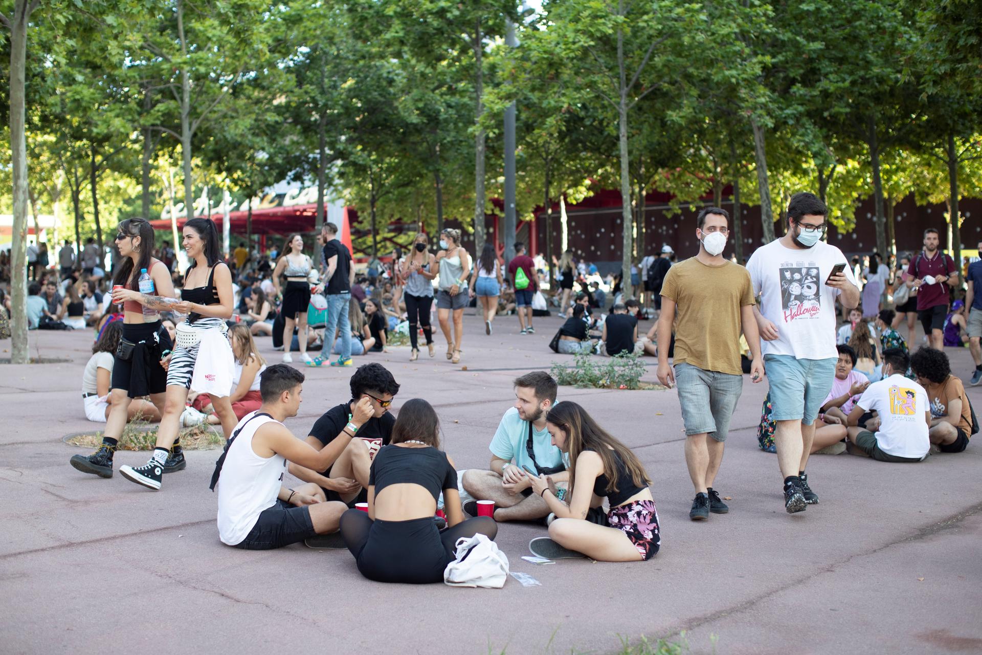 Foto de archivo de varios jóvenes a la entrada del festival Cruilla, en Barcelona. EFE/Marta Pérez