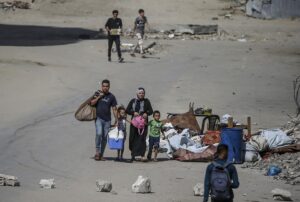 Palestinos desplazados internos huyen hacia otra zona de la ciudad antes de un ataque aéreo israelí en la Ciudad de Gaza, el 6 de septiembre de 2025. EFE/EPA/MOHAMMED SABER