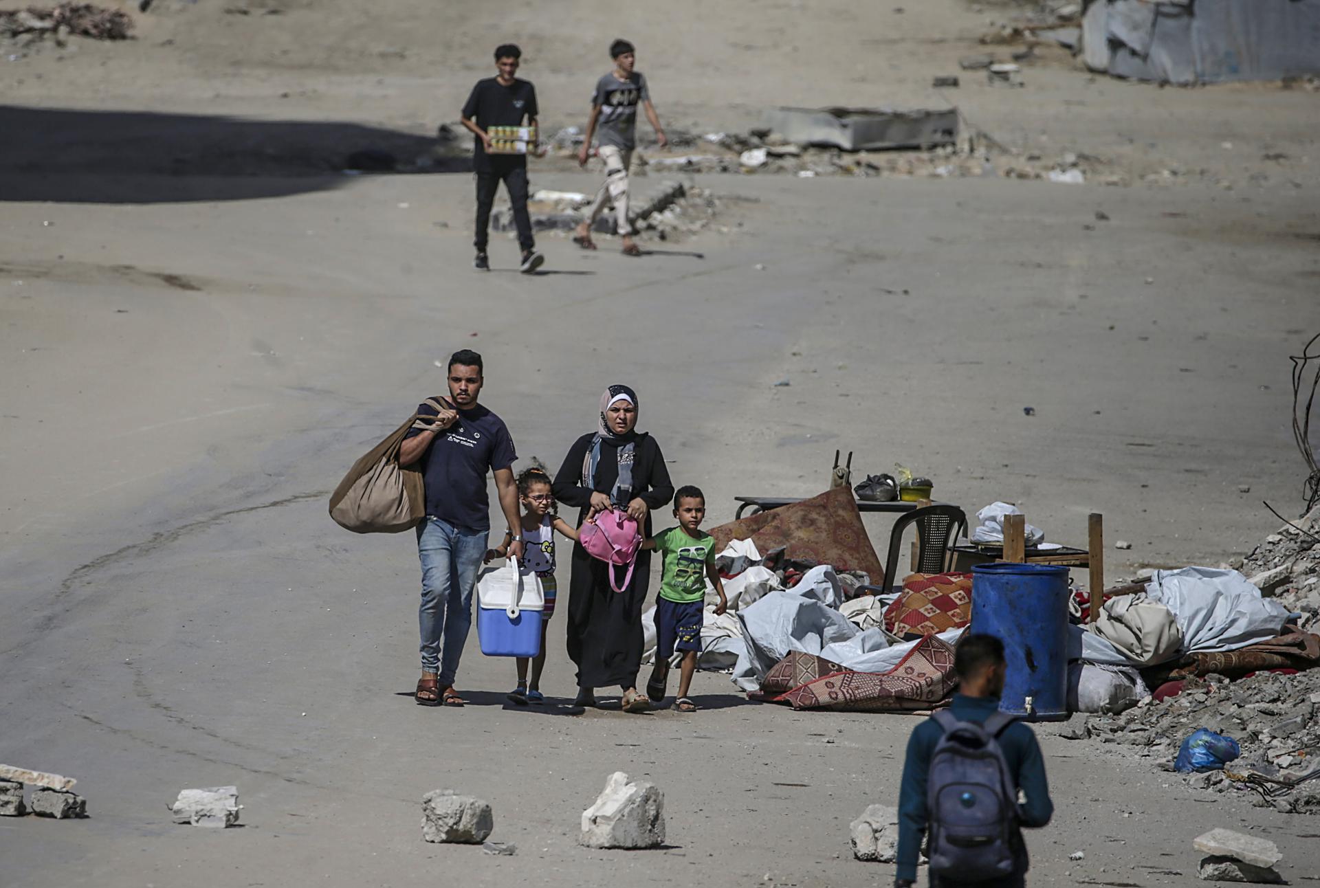 Palestinos desplazados internos huyen hacia otra zona de la ciudad antes de un ataque aéreo israelí en la Ciudad de Gaza, el 6 de septiembre de 2025. EFE/EPA/MOHAMMED SABER