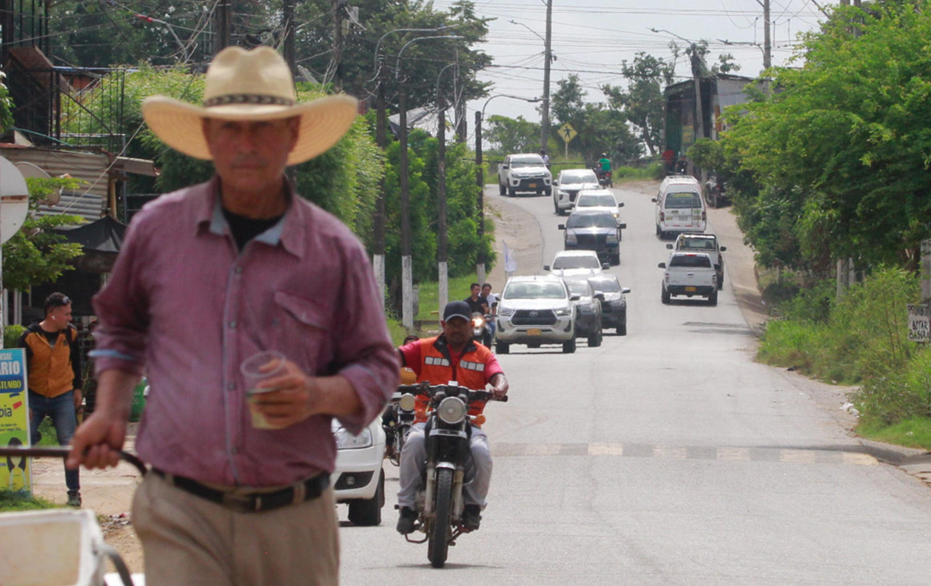Integrantes de diferentes asociaciones campesinas y de derechos humanos del Catatumbo, se desplazan en una caravana humanitaria y por la paz desde Cúcuta hacia Tibú, este viernes, en Tibú (Colombia). EFE/ Mario Caicedo