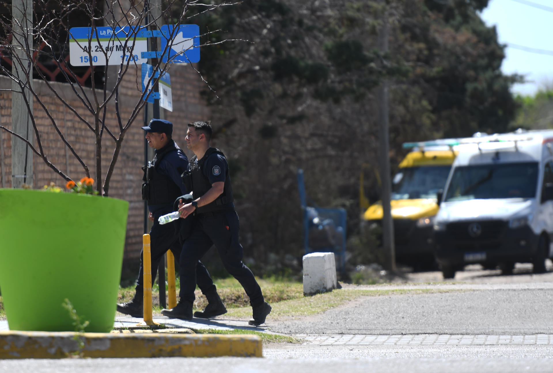 Agentes de la policía vigilan a las afueras de un colegio este miércoles, en Mendoza (Argentina). EFE/ STR
