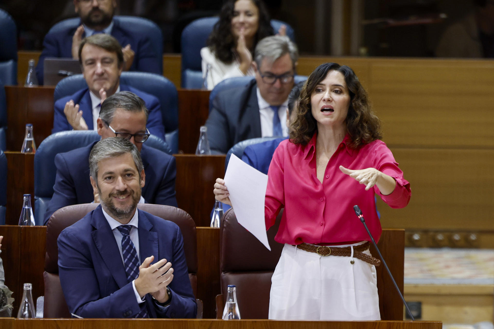 La presidenta de la Comunidad de Madrid, Isabel Díaz Ayuso, interviene durante el pleno celebrado, este jueves, en la Asamblea de Madrid. EFE/ Sergio Pérez
