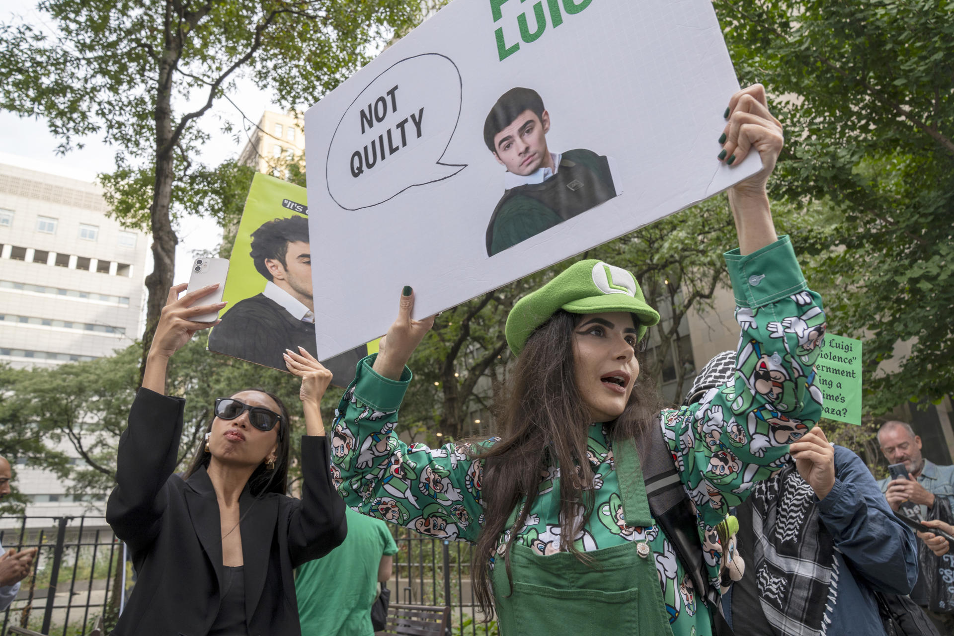 Un grupo de personas que apoya a Luigi Mangione, acusado de asesinar a tiros al director ejecutivo de UnitedHealthcare el pasado diciembre, fue captado este martes, 16 de septiembre, en Nueva York (Estados Unidos). EFE/Ángel Colmenares