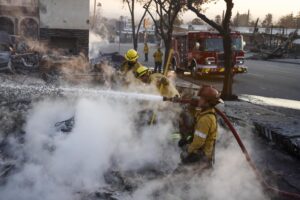 Fotografía de archivo, tomada el pasado 10 de enero, en la que se registró a un grupo de bomberos al atender el incendio en una residencia de Altadena (California, EE.UU.), que se propago en medio del una gran conflagración forestal en la zona. EFE/Caroline Brehman