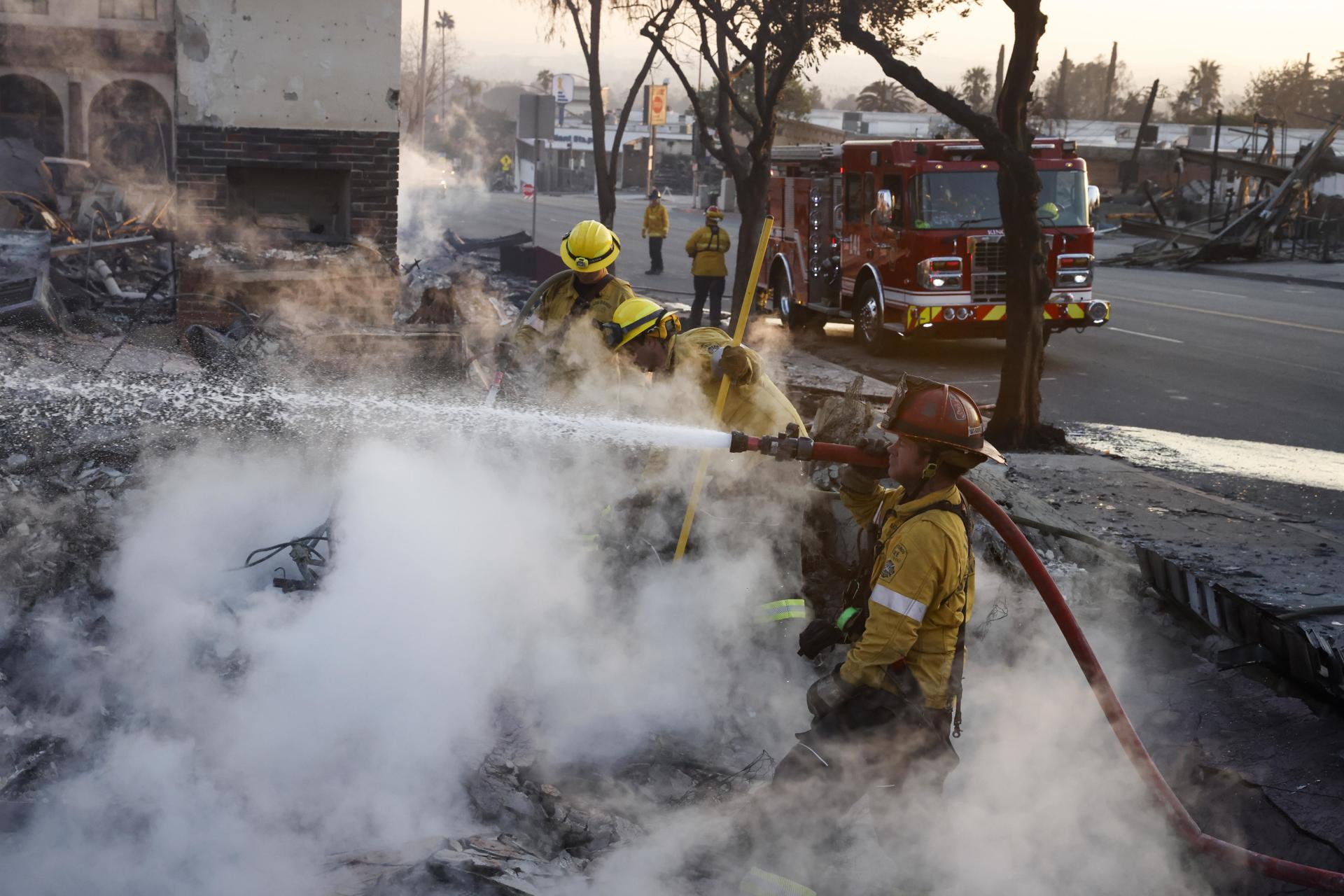 Fotografía de archivo, tomada el pasado 10 de enero, en la que se registró a un grupo de bomberos al atender el incendio en una residencia de Altadena (California, EE.UU.), que se propago en medio del una gran conflagración forestal en la zona. EFE/Caroline Brehman