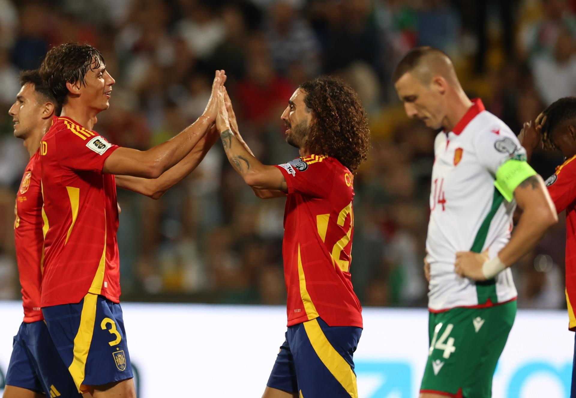 Marc Cucurella (c) celebra con Robin Le Normand (i) el 0-2 de España ante Bulgaria en la fase de clasificación para el Mundial 2026, su primer gol con la selección. EFE/EPA/VASSIL DONEV