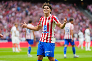 El delantero del Atlético de Madrid Julián Álvarez celebra su gol, cuarto del equipo, durante el partido de LaLiga EA Sports entre el Real Madrid y el Atlético de Madrid, que se disputó en el estadio Riyadh Air Metropolitano este sábado. EFE/Borja Sánchez-Trillo