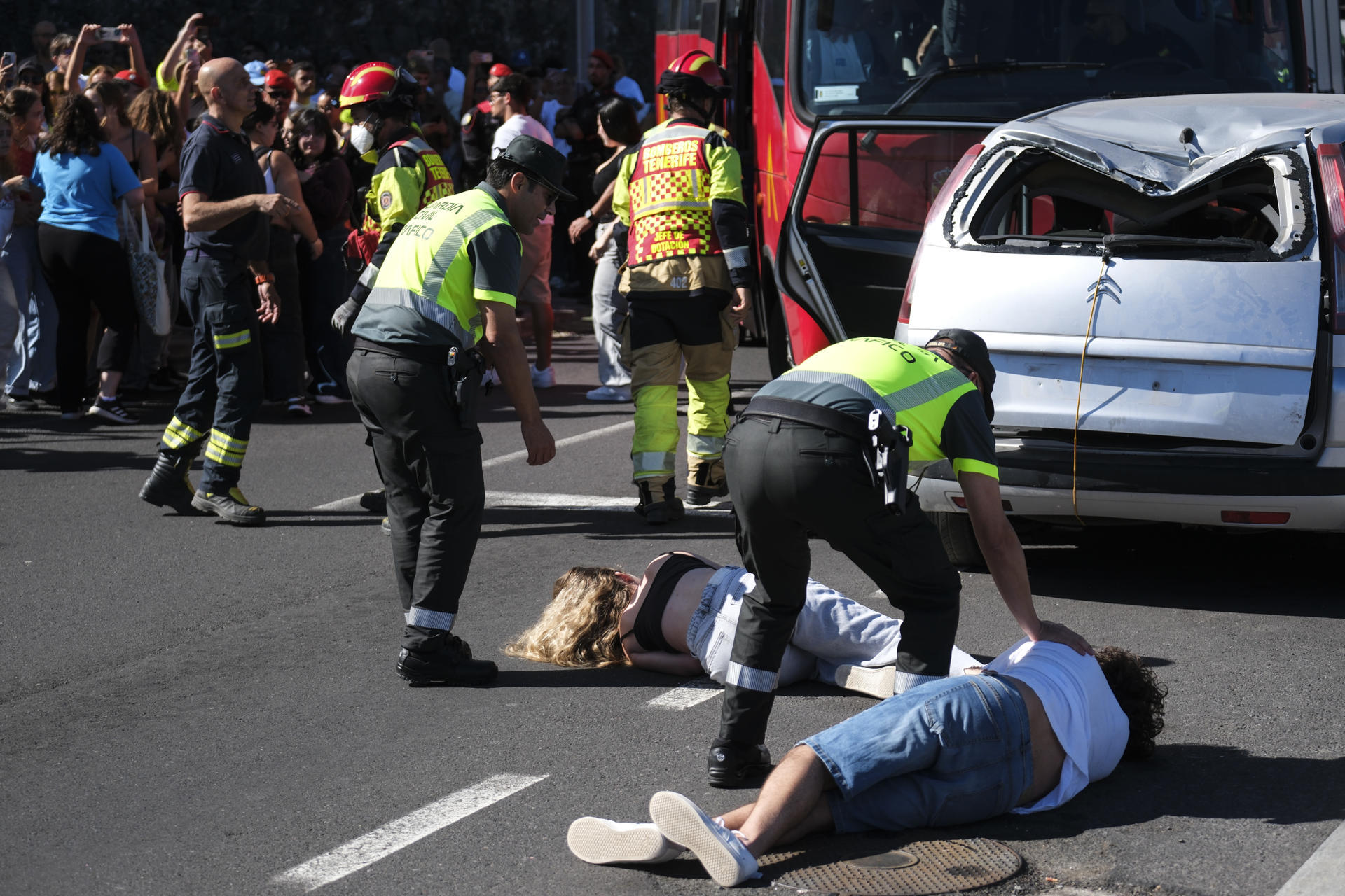 En la imagen los servicios de emergencia atienden a personas accidentadas. EFE/Alberto Valdés
