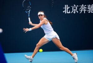 La tenista colombiana María Camila Osorio devuelve la bola a Anna Kalínskaya durante su partido del Abierto de China. EFE/China Open