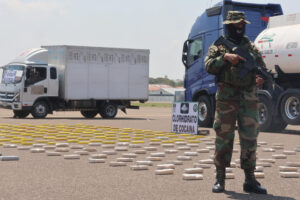 Un integrante de la Policía antinarcóticos de Bolivia custodia droga incautada este lunes, en Santa Cruz (Bolivia). EFE/ Juan Carlos Torrejón