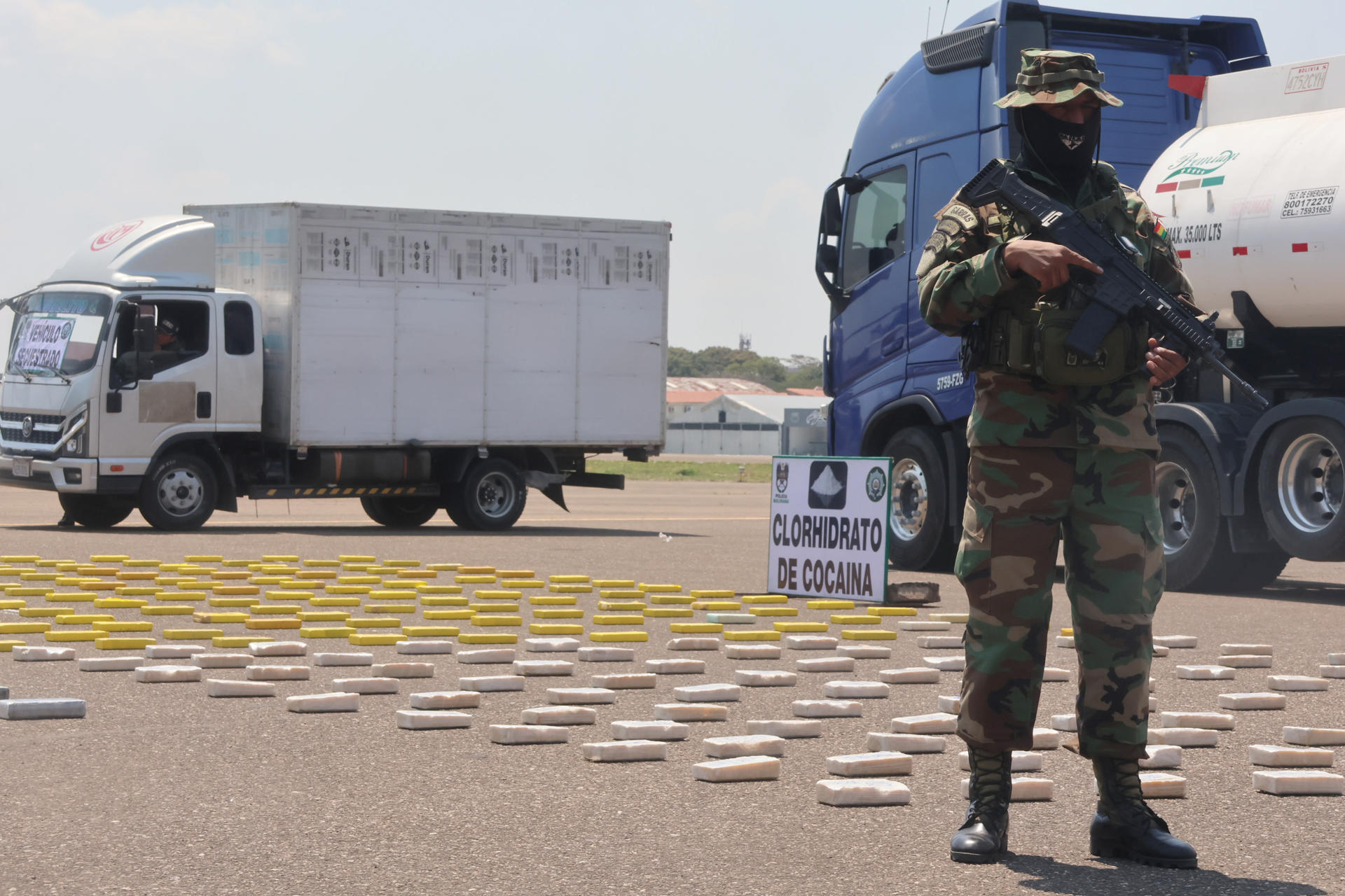 Un integrante de la Policía antinarcóticos de Bolivia custodia droga incautada este lunes, en Santa Cruz (Bolivia). EFE/ Juan Carlos Torrejón