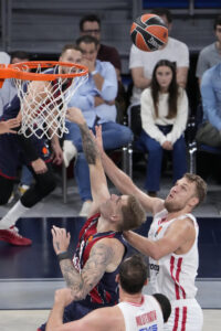 El alero búlgaro del Olympiacos Aleksandar Vezenkov (d) lucha un balón con elalero croata del Baskonia Luka Samanic, durante el partido de la primera jornada de la EuroLiga que Baskonia y Olympiacos disputaron en el Fernando Buesa Arena de Vitoria. EFE/ Adrián Ruiz Hierro