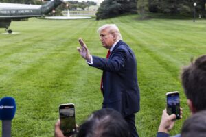 El presidente de EE.UU., Donald Trump, se prepara para hablar con los periodistas sobre el asesinato del fundador de Turning Point, Charlie Kirk, mientras abandona la Casa Blanca rumbo a la ciudad de Nueva York en Washington, DC, EE.UU. EFE/JIM LO SCALZO