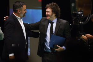 Imagen de archivo de Javier Milei, presidente de Argentina, junto al líder de Vox, Santiago Abascal (i), durante la convención política de Vox 'Viva 24' que se celebró en el Palacio de Vistalegre, en Madrid. EFE/Rodrigo Jiménez