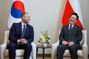 El presidente de Polonia, Karol Nawrocki (izq.), y el presidente de Corea del Sur, Lee Jae-myung (der.), durante una reunión en Nueva York, Estados Unidos, el 24 de septiembre de 2025. EFE/EPA/LESZEK SZYMANSKI POLAND OUT