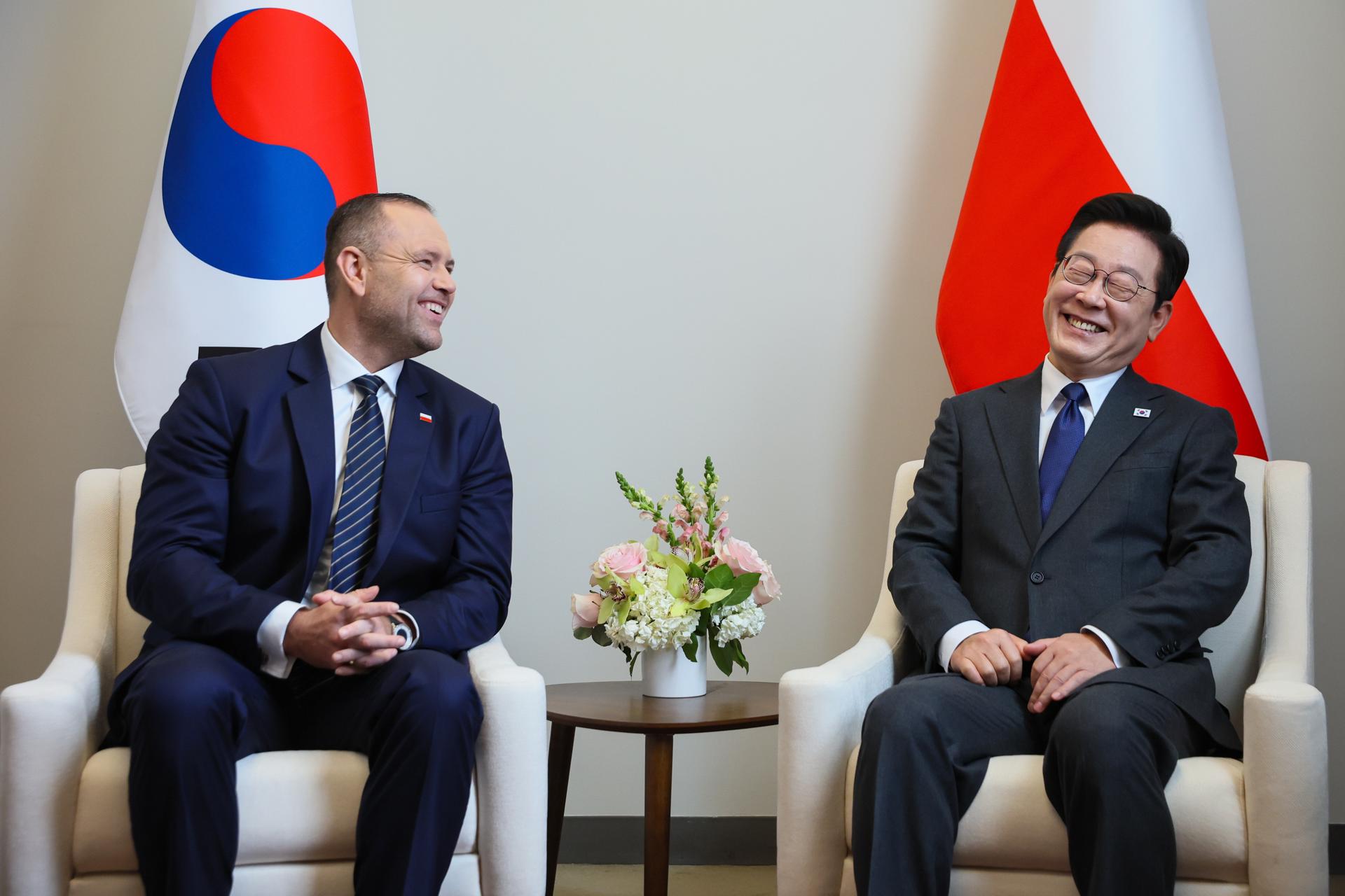 El presidente de Polonia, Karol Nawrocki (izq.), y el presidente de Corea del Sur, Lee Jae-myung (der.), durante una reunión en Nueva York, Estados Unidos, el 24 de septiembre de 2025. EFE/EPA/LESZEK SZYMANSKI POLAND OUT
