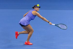 La tenista estadounidense Amanda Anisimova en acción durante el partido de octavos de final que ha jugado contra la checa Karolina Muchova of the Czech Republica en el Abierto de China, Pekín. EFE/EPA/JESSICA LEE