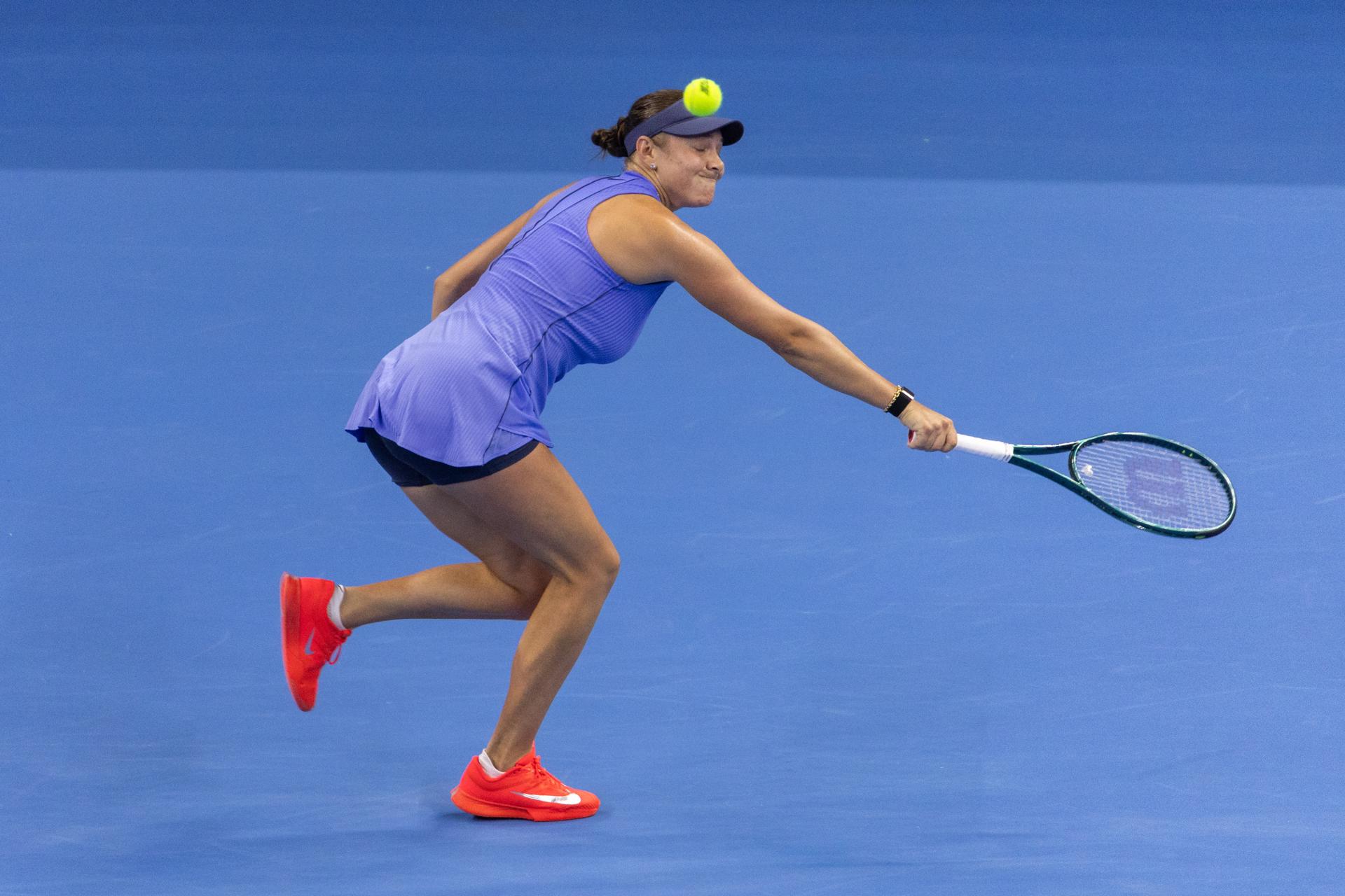 La tenista estadounidense Amanda Anisimova en acción durante el partido de octavos de final que ha jugado contra la checa Karolina Muchova of the Czech Republica en el Abierto de China, Pekín. EFE/EPA/JESSICA LEE