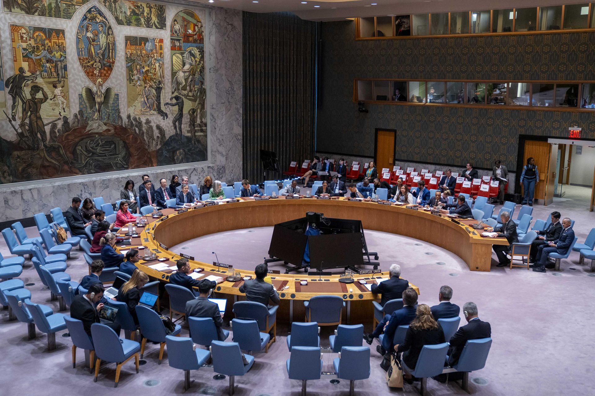 Personas participan en una reunión sobre inteligencia artificial (IA) este jueves, en la sede de las Naciones Unidas en Nueva York (EE.UU.). EFE/ Angel Colmenares