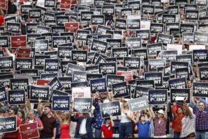 Los asistentes sostienen carteles durante el servicio memorial público del activista político Charlie Kirk en el State Farm Stadium en Glendale, Arizona, EE. UU. EFE/CAROLINE BREHMAN