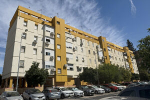 Imagen de la calle Montería de Sevilla donde una niña de 11 años falleció anoche después de caerse desde la terraza de una vivienda. EFE/ José Manuel Vidal