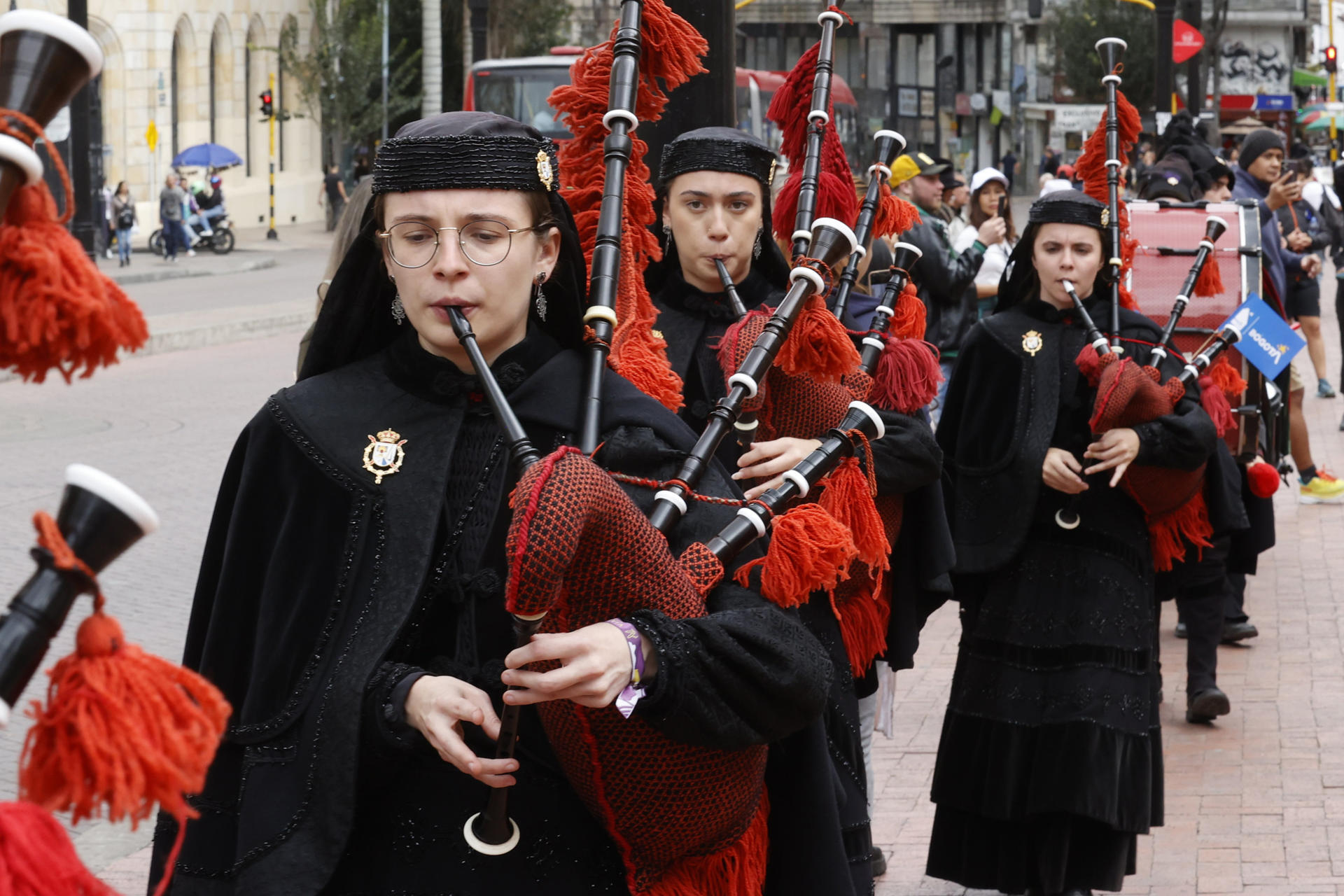 Integrantes de la Real Banda de Gaitas de Galicia realizan un recorrido por el centro de la ciudad durante la Bienal Internacional de Arte y Ciudad BOG25 este martes, en Bogotá (Colombia). EFE/ Mauricio Dueñas Castañeda
