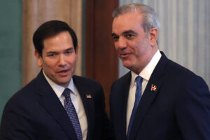 Fotografía de archivo del presidente de República Dominicana, Luis Abinader (d), y el secretario de Estado de EE.UU., Marco Rubio. EFE/ Orlando Barría