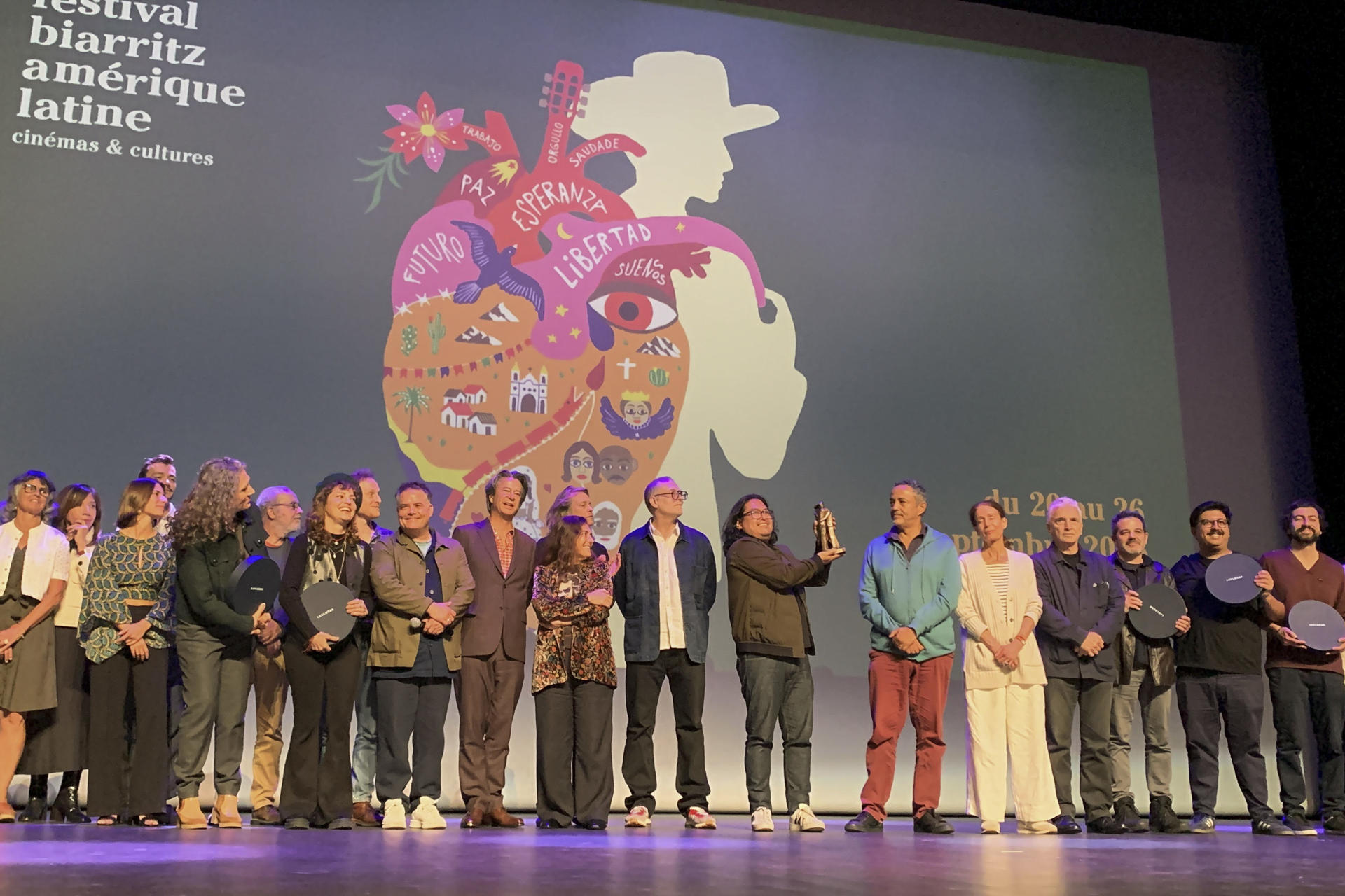 La película 'La hija cóndor', del boliviano Álvaro Olmos Torrico (7-d), ganó este jueves el máximo galardón del Festival de Biarritz América Latina. 'La hija cóndor' narra la historia de Clara, una joven partera quechua de los Andes que utiliza el canto para aliviar el dolor de las mujeres durante el parto. EFE/Isabel Rodríguez
