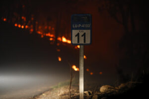 Incendio forestal en Lornís, Pantón, Lugo, este jueves. EFE/ Pedro Eliseo Agrelo Trigo