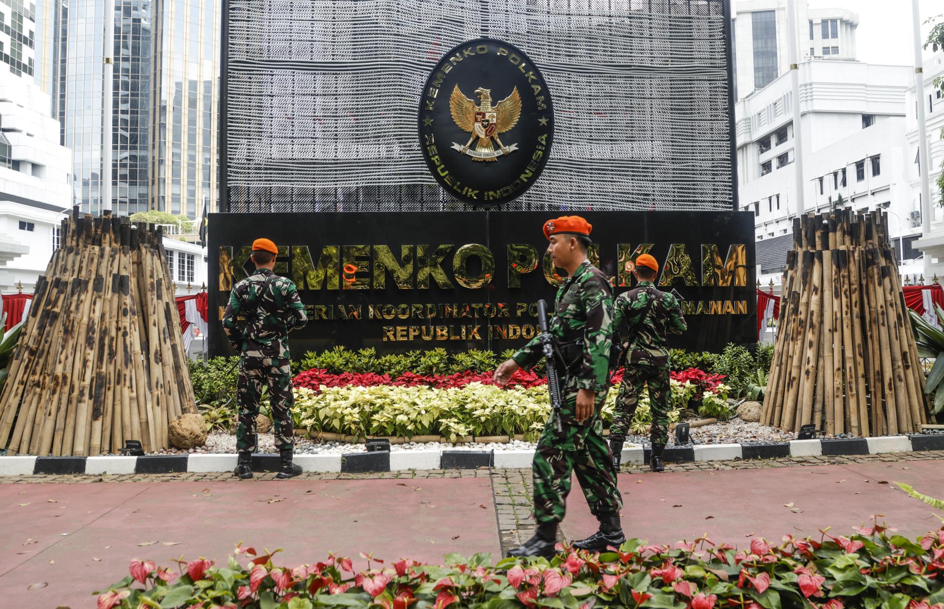 JAKARTA (Indonesia), 02/09/2025.- Indonesian Air Force Special Forces members stand guard in front of The Coordinating Ministry for Political and Security Affairs office as they prepare for possible protests in Jakarta, Indonesia, 02 September 2025. Protests erupted across the country following the death of a motorbike hailing driver during an earlier protest against the housing allowance for members of parliament on the night of 28 August 2025. (Protestas) EFE/EPA/BAGUS INDAHONO