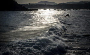 Vista del amanecer este miércoles en San Sebastián. EFE/Javier Etxezarreta