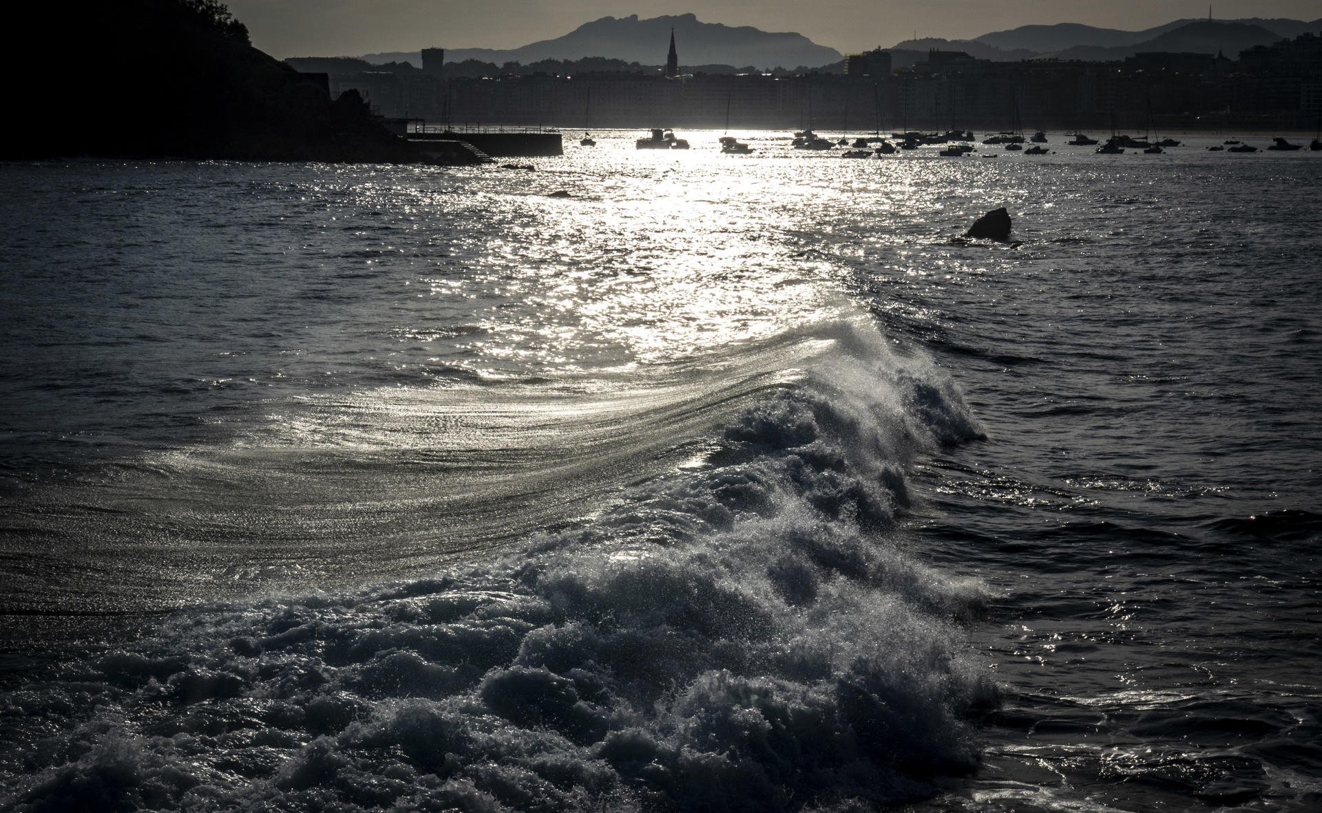 Vista del amanecer este miércoles en San Sebastián. EFE/Javier Etxezarreta