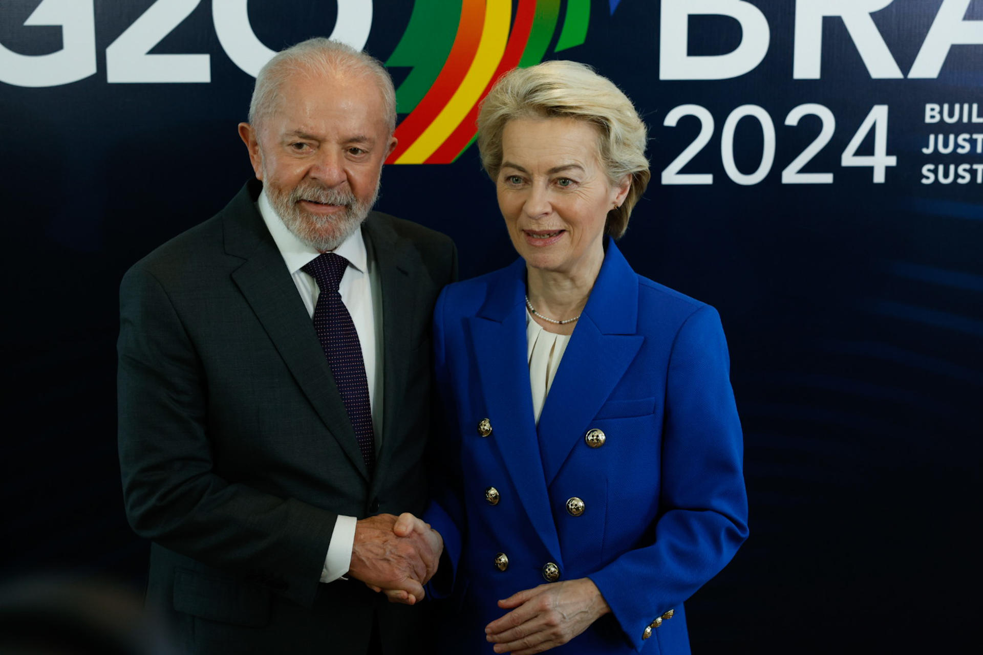 Fotografía de archivo del presidente brasileño, Luiz Inácio Lula da Silva (i), y la presidenta de la Comisión Europea, Ursula von der Leyen. EFE/ Sebastiao Moreira