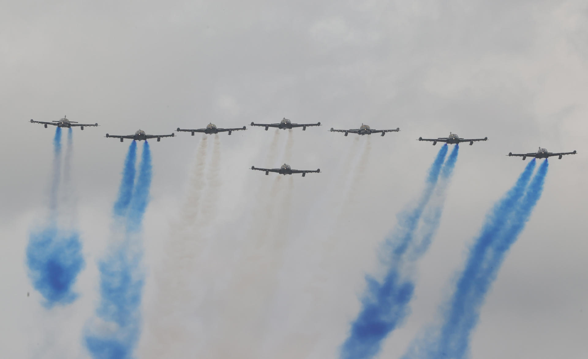 Aviones de la Fuerza Aérea de El Salvador participan en un desfile este lunes, en San Salvador (El Salvador). EFE/ Javier Aparicio
