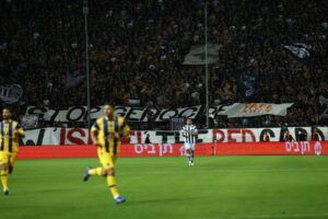 Hinchas del PAOK muestra una pancarta con el lema 'Stop Genocide' durante el partido que han jugado PAOK y Maccabi Tel Aviv en Salónica, Grecia. EFE/EPA/ACHILLEAS CHIRAS