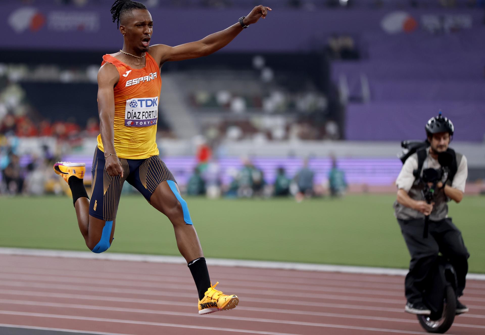 El español Jordan Díaz, vigente campeón de Europa y olímpico de triple salto, se retira lesionado tras efectuar el primer intento de salto en el concurso de clasificación de los Mundiales de atletismo de Tokio.EFE/EPA/KIYOSHI OTA
