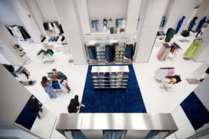 Vista del interior de una tienda de Zara en Madrid. EFE / Miguel Osés