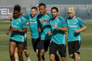 Los jugadores del Betis durante el entrenamiento previo al partido contra el Nottingham Forest inglés, correspondiente a la primera jornada de la primera fase de la Liga Europa. EFE/ José Manuel Vidal