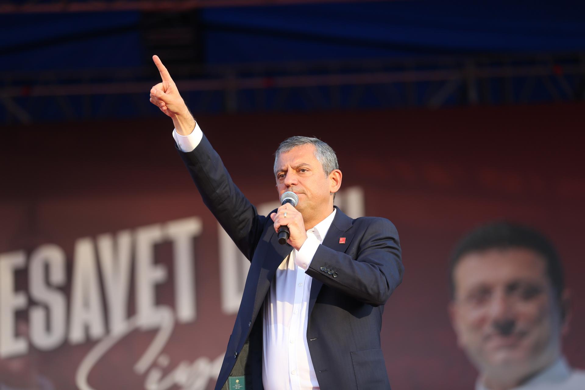 Ozgur Ozel, líder del partido socialdemócrata CHP y de la oposición en Turquía, durante un masivo mitin este domingo dolu de Ankara contra la oleada de procesos judiciales abiertos a la formación. FE/EPA/NECATI SAVAS
