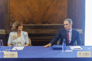 El presidente del Consejo Consultivo de Aragón, Xavier de Pedro, y la presidenta del Consejo de Estado, Carmen Calvo, mantienen un encuentro institucional entre ambos órganos consultivos, este lunes en Zaragoza. EFE/Javier Cebollada