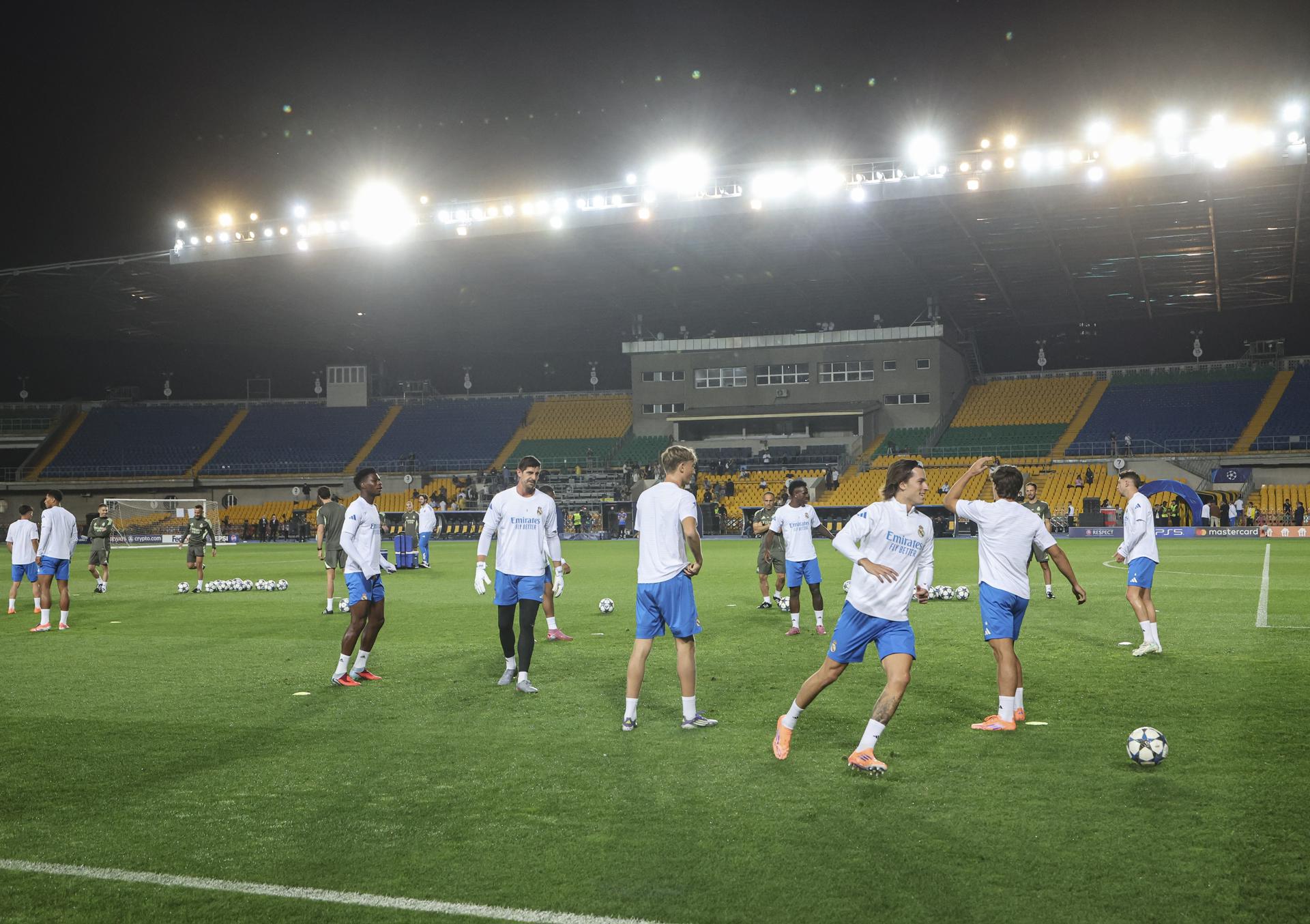 Los jugadores del Real Madrid se ejercitan en vísperas del partido de la UEFA Champions League que jugarán este martes Kairat Almaty y Real Madrid, en Almaty, Kazajistán. EFE/EPA/MAXIM SHIPENKOV
