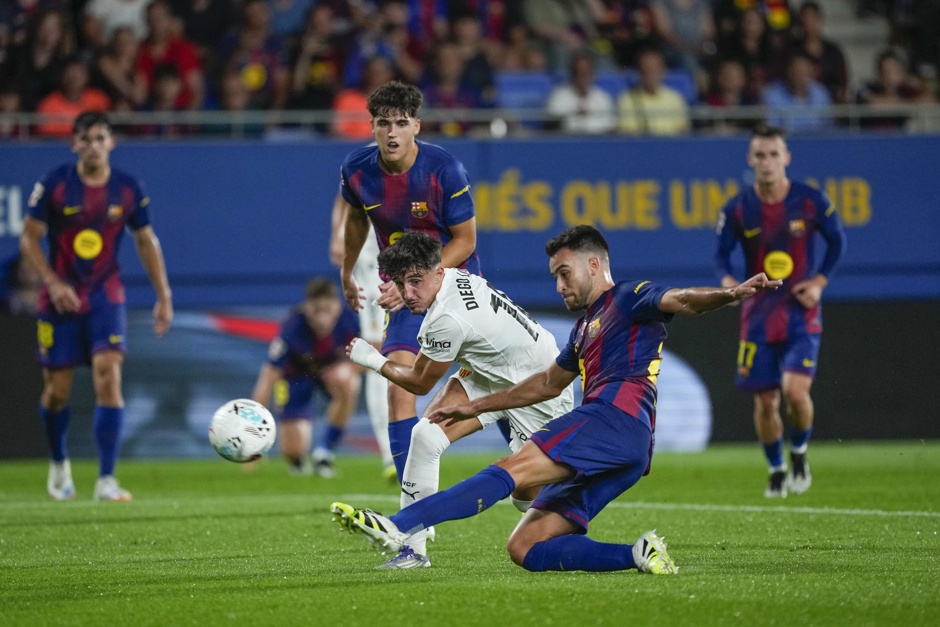 El defensa del Barcelona Eric García (d) pelea un balón con Diego López, del Valencia, durante el partido de la cuarta jornada de LaLiga EA Sports que FC Barcelona y Valencia CF disputan este domingo en el estadio Johan Cruyff. EFE/Alejandro García