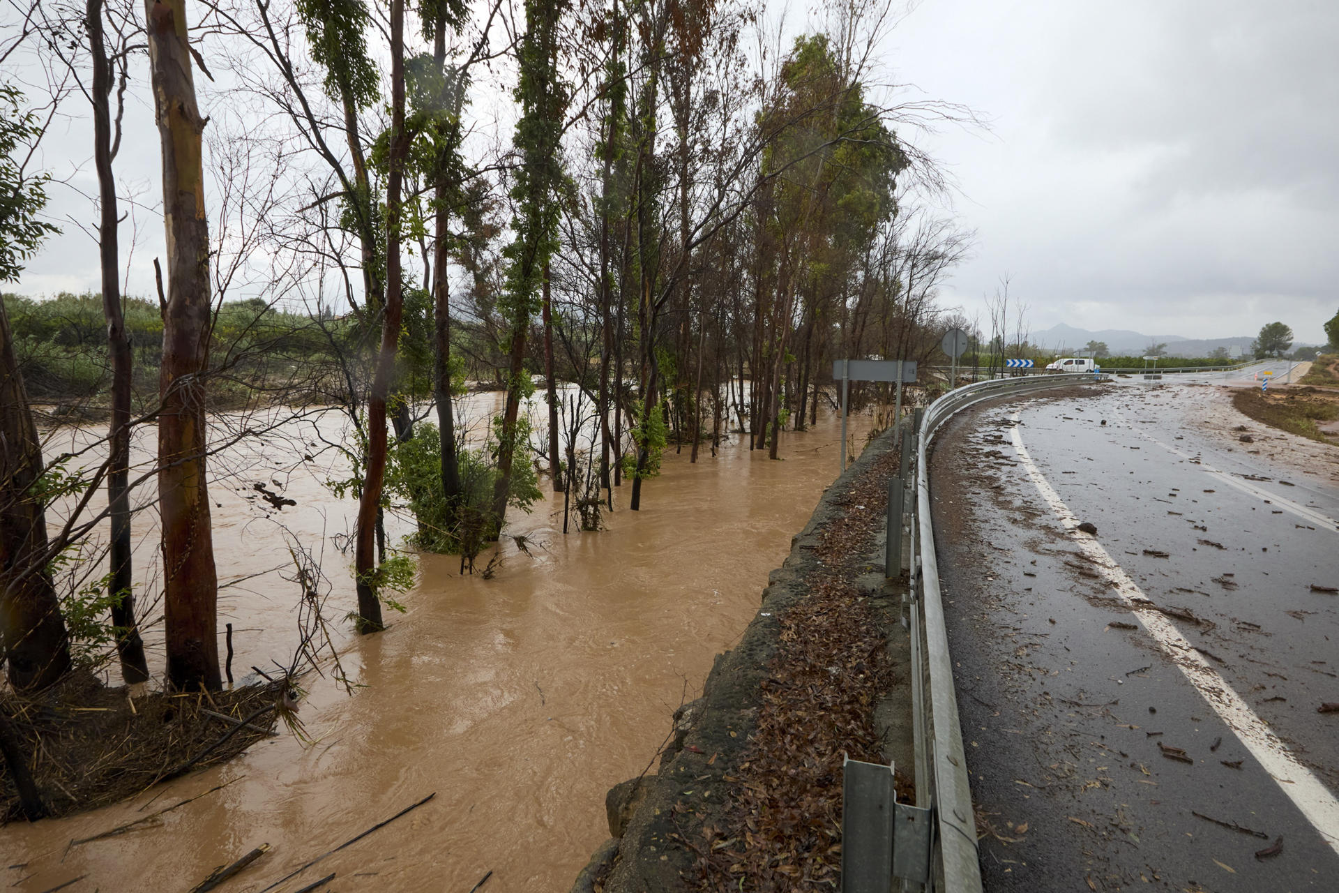 Imagen de archivo (29/10/2024).- Vista general de la CV-573 cortada debido a las lluvias torrenciales que afectan a la Comunitat Valenciana, y especialmente a la provincia de Valencia. EFE/Natxo Francés