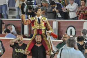 El diestro francés Sebastián Castella sale a hombros este jueves, durante la Feria de Albacete (Castilla la Mancha). EFE/ Manu