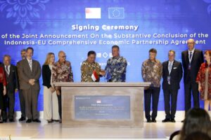 BADUNG (Indonesia), 23/09/2025.- Indonesian Coordinating Minister for Economic Affairs Airlangga Hartarto (C-L) shakes hands with European Commissioner for Trade, Economic Security, Interinstitutional Relations and Transparency Maros Sefcovic (C-R) during a press conference in Nusa Dua, Bali, Indonesia, 23 September 2025. The European Union and Indonesia finalized and signed the Comprehensive Economic Partnership Agreement in Bali. EFE/EPA/MADE NAGI